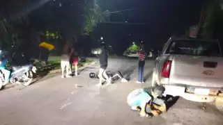 Resulta con presunta fractura en la clavícula un motociclista que intentó no atropellar a un perro, el lomito murió