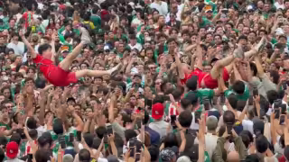 Durante Fan Fest coreano es lanzado por los aires por fanaticada mexicana.