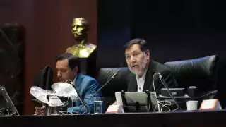 Gerardo Fernádez Noroña, presidente de la Mesa Directiva del Senado de la República (derecha)
