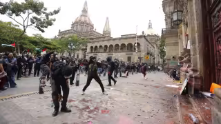 El Gobierno de Jalisco reportó afectaciones en distintos inmuebles, entre ellos la Catedral, edificios públicos y al menos seis establecimientos comerciales