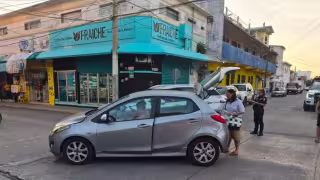 Conductora presuntamente omite alto por malestar físico y provoca choque en calles del Centro; no hubo lesionadas