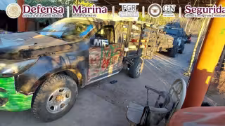 Las autoridades aseguraron cinco armas largas, 41 cargadores, una granada, chalecos tácticos, placas vehiculares y una camioneta con la leyenda “MF”
