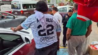 Combi del transporte público y taxi protagonizan percance frente a la terminal del ADO; no hubo personas lesionadas