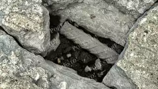 Fracturas y varillas expuestas convierten la avenida 10 de Julio en trampa vial