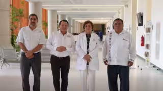 El gobernador y la directora en el nuevo Hospital General Dr. Agustín O’Horán.