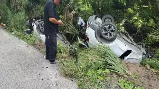 Un accidente automovilístico en la carretera federal 180 dejó daños materiales significativos y dos personas lesionadas.