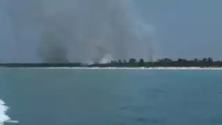 Incendio en la Ensenada Isla grande de Holbox