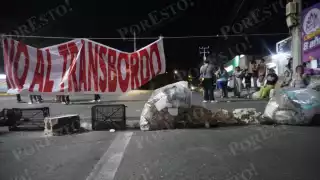 Vecinos de Colonial y Ex Hacienda bloquearon la avenida principal para exigir el regreso de las rutas originales del transporte público.