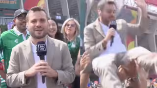Aficionados mexicanos hacen volar a reportero en plena transmisión: VIDEO