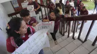Docentes del CONAFE protestan por bajos salarios en el palacio federal