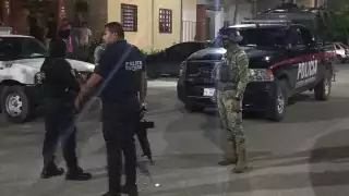Agentes policiacos vigilan el lugar de los hechos en Cancún