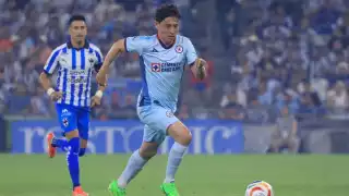 Maximiliano Meza persigue a Alexis Gutiérrez en el duelo Monterrey vs Cruz Azul