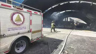 Mientras se llevan a cabo las diligencias, el Gobierno del Estado de México llamó a la población a evitar la zona del accidente