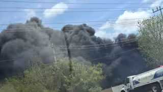 El incendio se encuentra a unos metros de una gasolinera en la vía Mérida-Tixkokob