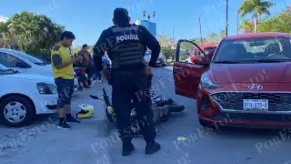 Un motociclista resultó con golpes leves tras chocar contra un auto compacto frente al Palacio de Gobierno.