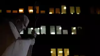 El Papa Francisco se mantiene estable y sin fiebre, aunque su tratamiento continúa en ajuste