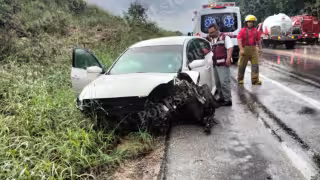 Un hombre resultó lesionado tras perder el control de su auto en la carretera Escárcega–Champotón.