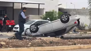 Auto acaba sobre su costado tras choque en fraccionamiento Los Héroes