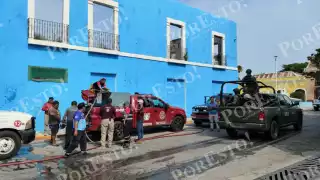 Bomberos controlan incendio en vivienda del Centro de Carmen; hallan a cuatro menores en riesgo