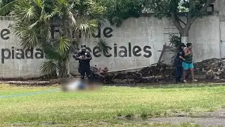 La víctima quedó tendida en el campo de futbol