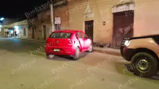 Choque en barrio San José provoca caos vial; responsables se dan a la fuga