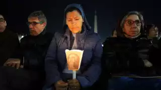 Mientras continúa la recuperación del Papa Francisco, en la Plaza de San Pedro sigue el rezo del rosario por su salud