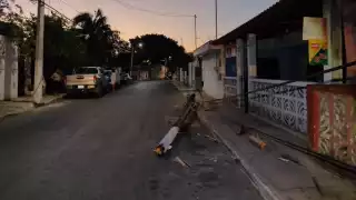 Este fue uno de los postes de madera que fue derribado en Tizimín