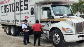 Un camión de Paquetería Castores ignoró una orden de alto en la glorieta del Barco del Galeón.