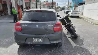 Motociclista sufre golpes leves tras ser impactado por un automóvil en Solidaridad Urbana.