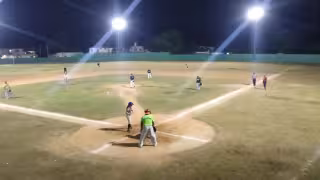 Laguneros se impone 13-7 a Palmeros en vibrante duelo nocturno