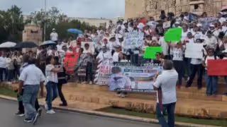 Pese a la lluvia del huracán Isaías, trabajadores del IMSS marchan en Mérida