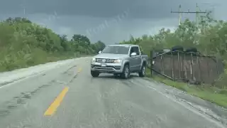 Un remolque se salió de la carretera Sabancuy–Chekubul tras perder el control su conductor por la lluvia.