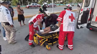 Motociclista resulta gravemente lesionado tras chocar contra un taxi.