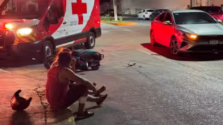Pareja en motocicleta resulta lesionada frente al Puerto Pesquero Industrial.