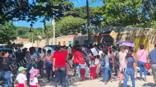 Alumnos de preescolar del Jardín de Niños Ignacio Altamirano realizaron un desfile escolar por las calles de la colonia La Cruz en Champotón.