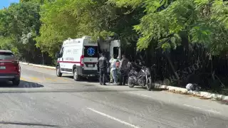 Exceso de velocidad provoca choque de motocicletas en la avenida Costera.