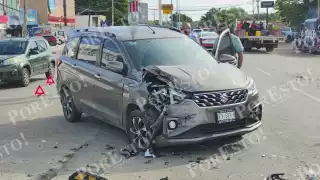 Un aparatoso choque ocurrió frente al fraccionamiento Los Lagos, en Ciudad del Carmen.