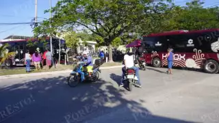 Usuarios del Ko’ox sobreviven al sol, filas y protestas mientras esperan el camión en Campeche