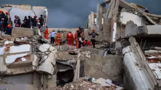 Los equipos de emergencia continúan con la remoción de escombros y la búsqueda de personas atrapadas