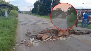 Habitantes de Pueblo Nuevo, en Hopelchén, bloquearon la carretera federal 261 Campeche–Hopelchén.