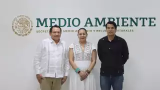 Joaquín Díaz Mena y María Luisa Albores en las instalaciones de Semarnat