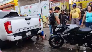 Imprudencia de taxista genera accidente en Chetumal, dejando un motociclista lesionado
