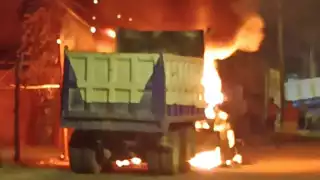 Camión calcinado en Tulum; autoridades investigan posible causa intencional