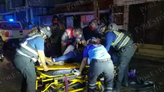 La mujer sufrió una posible fractura en la pierna derecha.