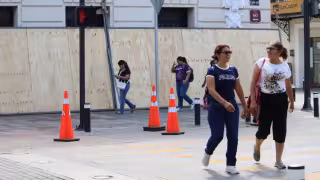 El pasado viernes el Ateneo Peninsular amaneció con tablas en su fachada principal sobre la calle 60