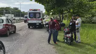 Un motociclista derrapó en la avenida Cuatro Carriles, frente a la Guardia Nacional.