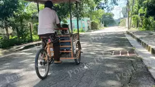 El comerciante viajaba en su triciclo amarillo y estaba acompañado de una menor.