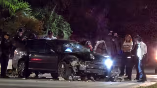 Auto compacto se impacta contra jardinera de la Secundaria Técnica 2