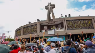 Cada diciembre, millones de feligreses provenientes de todas las regiones del país e incluso del extranjero peregrinan hasta el cerro del Tepeyac