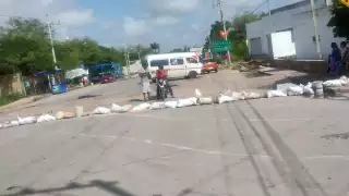 Vecinos de Kanasín mantienen bloqueada la carretera hacia Acanceh